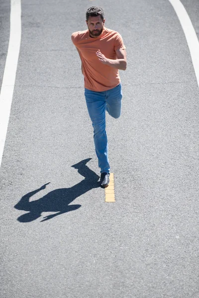 Een man op de weg. Sportman hardloper in de zomer. — Stockfoto