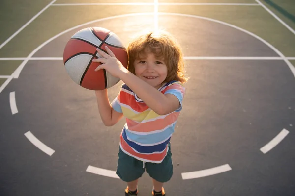 Мальчик сосредоточился на баскетболе. Спорт для детей. — стоковое фото