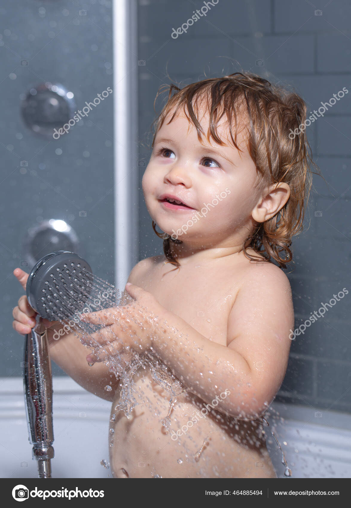 Niño en la ducha fotos de stock, imágenes de Niño en la ducha sin royalties