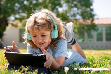 Okul bahçesinde çocuk ödevi. Okula geri dön..