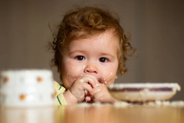 Kleine baby is aan het eten. Klein kind dat vruchtenpuree eet. — Stockfoto