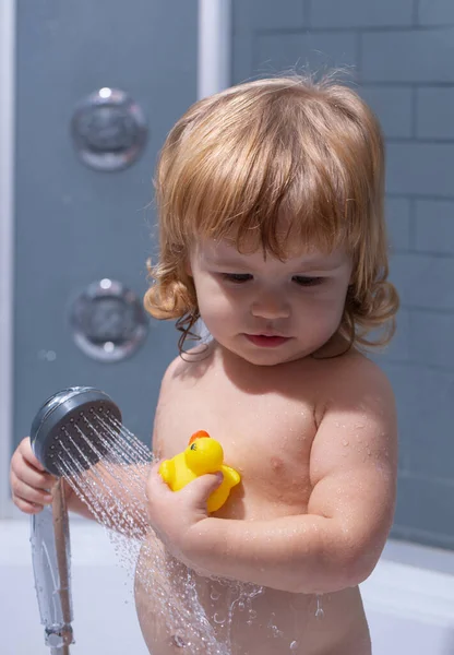 Kleines Kind badet in Seifenlauge. Entzückendes Baby im Bad waschen. Kind mit Seifenlauge auf Haarwaschbad. Nahaufnahme Porträt eines lächelnden Kindes, Gesundheitsfürsorge und Kinderhygiene. — Stockfoto