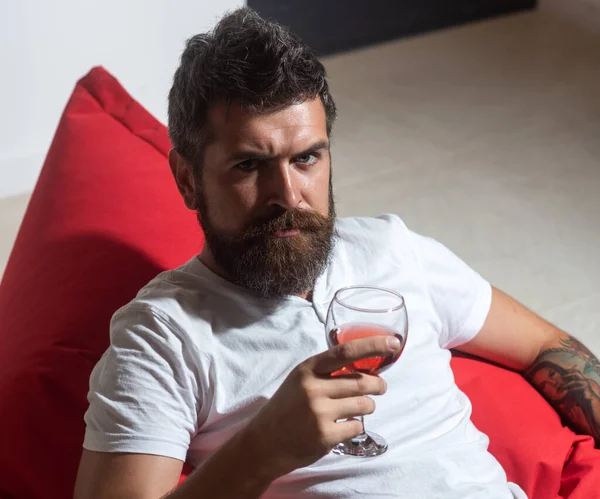 Piju sám. Závislost na alkoholu. Vážný muž se sklenicí vína. Nenucený portrét hipstera. — Stock fotografie
