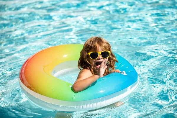 Vacanze estive. Weekend estivo per bambini. Ragazzo in piscina. Un bambino all'Aquapark. Ragazzo divertente su cerchio di gomma gonfiabile. — Foto Stock