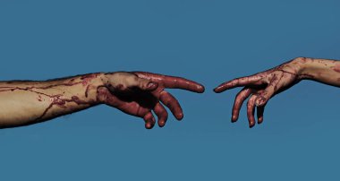 Erkek ve kadın eli kanlı, erkek ve kadın, asker ve kız, kanlı yaraları ve kırmızı kanları var..