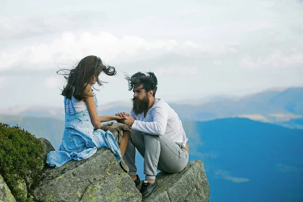 Romantisch koppel op bergtop op zomerdag over bergtoppen. — Stockfoto