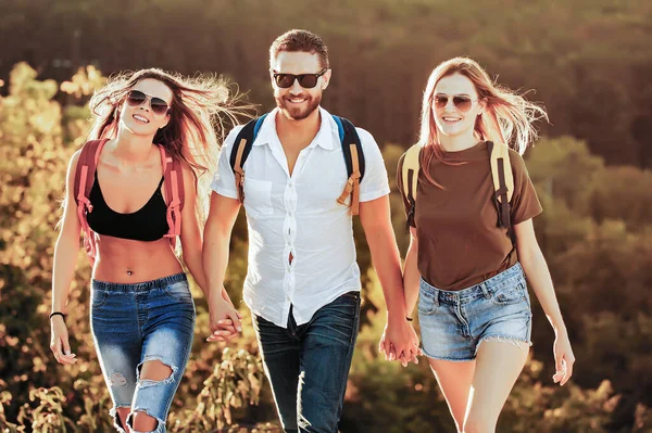 Freunde mit Rucksäcken im Freien wandern auf Waldhintergrund. — Stockfoto