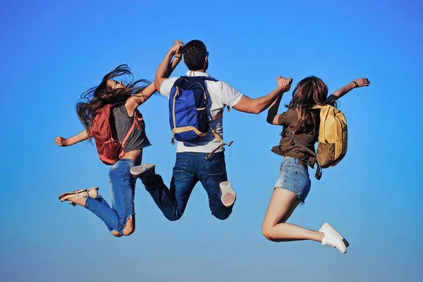 Barbudo hombre guapo con chicas —  Fotos de Stock