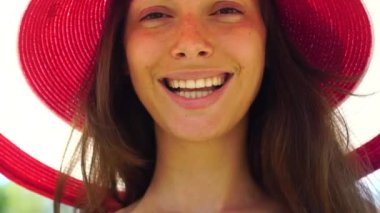 Bahar güneşli portre. Doğal makyaj. Moda dünyasından güzel bir kadının portresi. Güzellik ve özen.