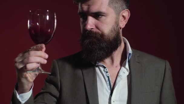 Sommelier bort kóstol. Alkoholos ital. Jóképű szakállas férfi drága vörösbort iszik. — Stock videók