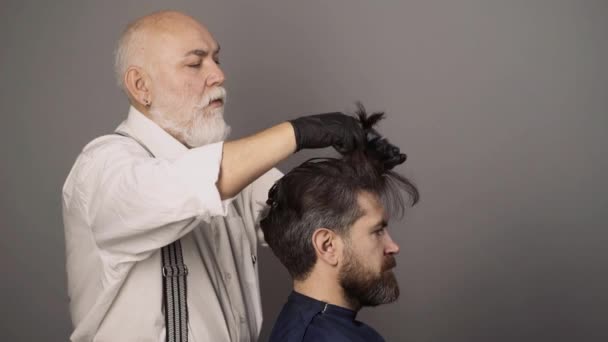 Penteado de homem. Procedimentos de barbearia para o cabelo. Cara no salão de beleza masculino. — Vídeo de Stock