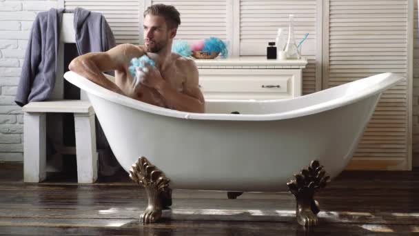 男性のボディケア。風呂の男。シャワーで洗ってる。朝のルーティン。シャワージェルシャンプーボディバーム. — ストック動画