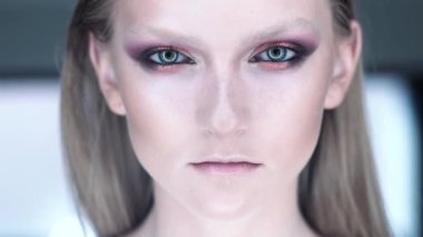 Güzellik makyajını yakından izle. Göz farı takılıyor. Vogue ve güzellik kozmetik ürünleri. Güzellik uydur.