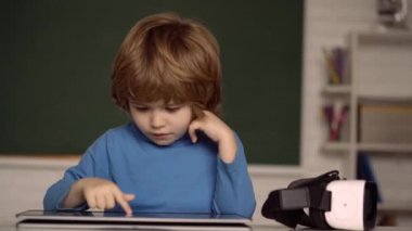 E-öğrenim online eğitim konsepti. Ödevi için tabletli çocuk. Çocuk dijital dizüstü bilgisayar kullanıyor. Evde eğitim.