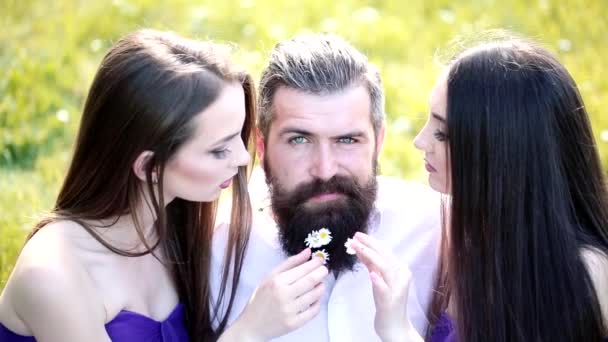Polygamie ist Liebe. Beziehungskonzept. Liebesdreieck. Brutaler bärtiger Mann mit Mädchen. — Stockvideo
