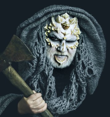 Ejderha derisi ve sakallı şeytan yaratık. Elinde balta olan adam. Siyah arka planda gri kapüşonlu şeytan kafası. Beyaz gözlü, dikenli ve siğilli canavar suratlı. Korku ve ölüm kavramı.