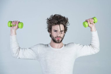 Erkek sabah egzersizi ve sağlıklı yaşam tarzı. Enerji ve spor başarısı, koç. Sporcu, gri arka plandaki adam. Adam uyandıktan sonra spor yapıyor, fitness. İç çamaşırı eğitiminde halterli bir sporcu..