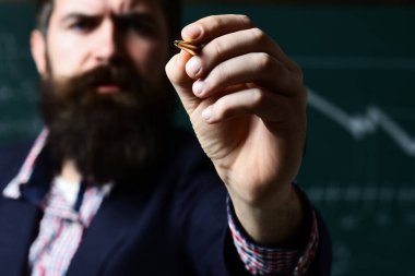 Hocam. Eğitimi kabul et. Yeşil arkaplanda okula dön, boşluğu kopyala.