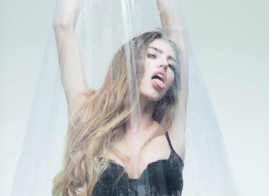 Cama damlatılan duştaki kadın.