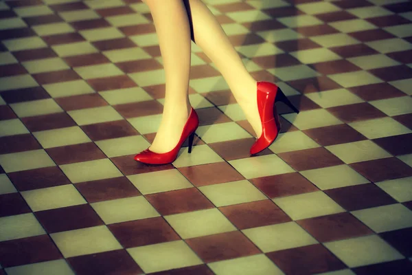 Samičí nohy v červených vysokých podpatcích. Krásné ženské nohy. — Stock fotografie