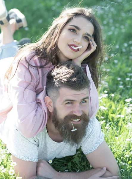 푸른 풀밭에 누워 있는 행복 한 부부. 야외에서 여자 친구와 화창 한 날을 즐기는 남자 봄 컨셉트. — 스톡 사진