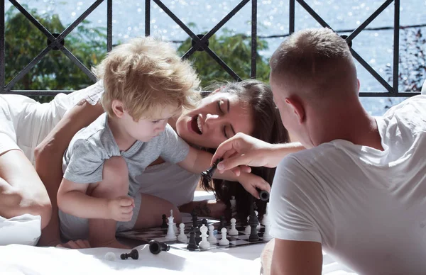 Szerelem fogalma családi játék sakk kisfiúval. — Stock Fotó
