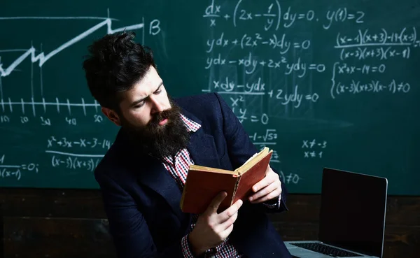 Ein männlicher Sprecher der Universität führt Schulungen durch. Ehrfürchtige Lehrer wissen über Dinge Bescheid, die Schüler neugierig machen. Professor Lehrer im Klassenzimmer einer Schule. — Stockfoto