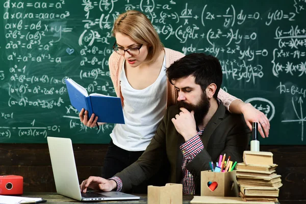 Leraren, onderwijs en thuis concept. Student met boeken, Grote leraar brengt gevoel van leiderschap aan studenten. — Stockfoto