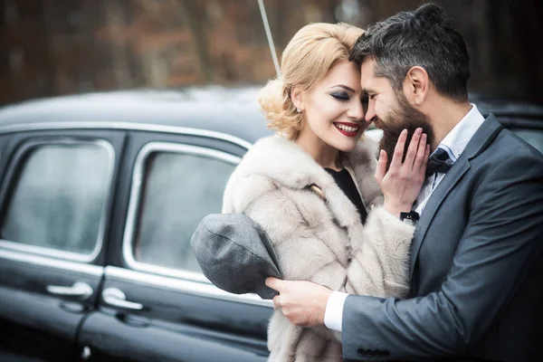 Casal vintage no carro retro preto. — Fotografia de Stock