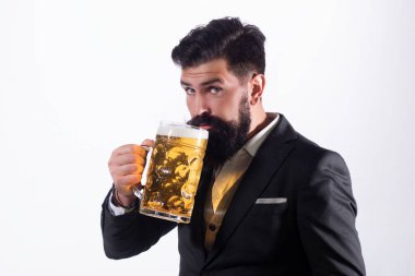 Biralı adam. Erkek ya da iş adamı beyaz arka planda bira içer. Mutlu bira üreticisi.