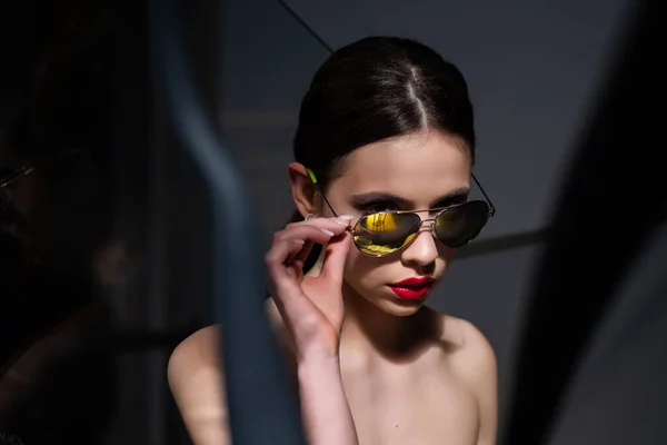 Moda de gafas de sol. Mujer sensual con gafas. Hermosa modelo femenina. tendencia de estilo de moda. — Foto de Stock