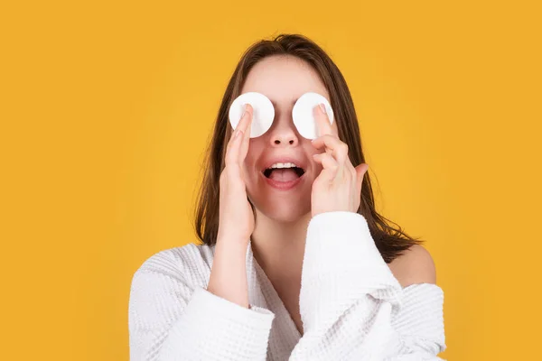 Mujer quitándose el maquillaje con esponja de algodón. Rutina diaria de belleza saludable. Mujer hermosa, cuidado de la piel femenina, primer plano retrato de belleza de la cara. —  Fotos de Stock