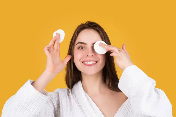 Woman taking off makeup with cotton wipe sponge. Beautiful girl model with natural makeup. Daily healthy beauty routine. — Stock Photo, Image
