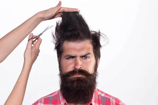 Coupe de cheveux. Procédures de salon de coiffure. Concept de coiffeur. Femme coupe les cheveux avec des ciseaux. Homme à longue barbe, moustache et cheveux élégants. — Photo