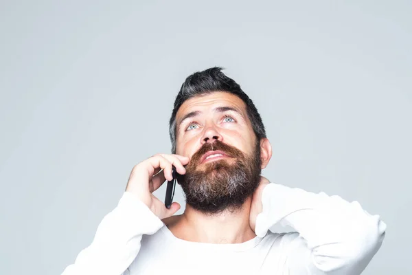 Бородатий чоловік розмовляє по телефону. Комунікації . — стокове фото