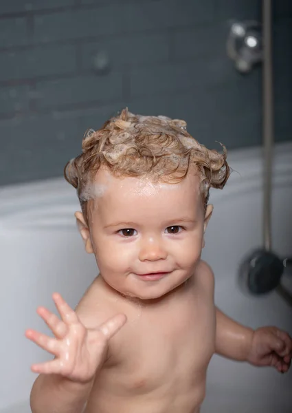 Happy kid with soap foam on head. Kid bathing in bathroom. — Stock Photo, Image
