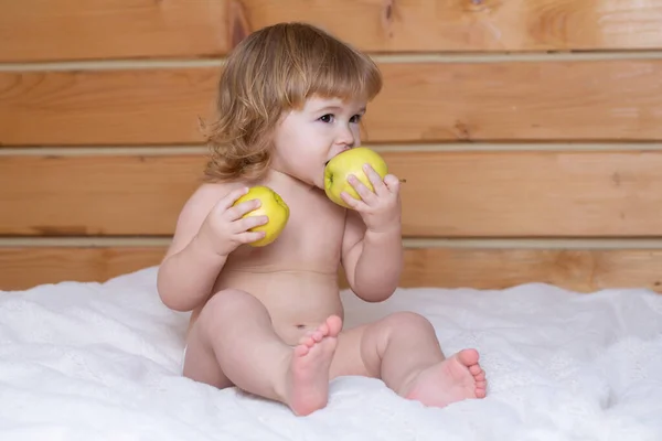 Il bambino carino mangia la mela. Il bambino divertente mangia le mele. Un ragazzino che mangia frutta. Nutrizione sana per bambini. Alimenti solidi per lattanti. — Foto Stock