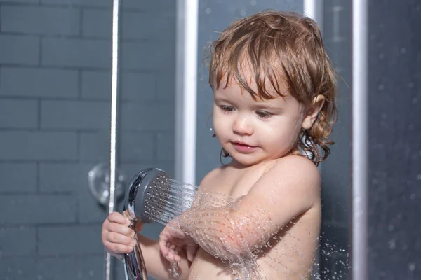 A srác jól fürdik. Kisbaba fürdés, közelkép arc portré mosolygós fiú, egészségügyi ellátás és a gyerekek higiénia. — Stock Fotó
