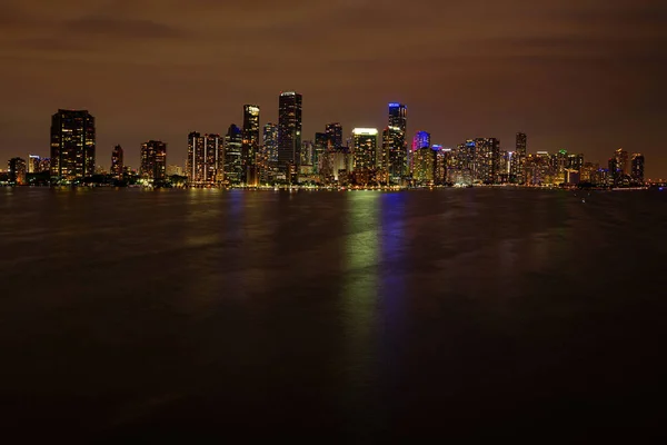 Miami city night. Vista panoramica di Miami al tramonto, notte in centro. — Foto Stock