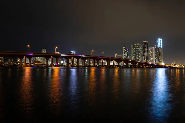 Hermoso horizonte de Miami Florida con luces y bahía al atardecer. — Foto de Stock