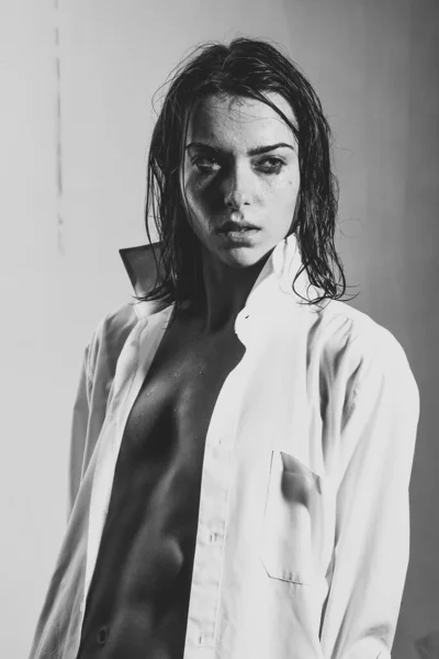 ブラジャーなしの美しい若い濡れた女性。情熱、セクシー、熱い. — ストック写真
