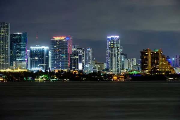 Miami obchodní čtvrti, světla a odrazy městských světel. Miami. — Stock fotografie