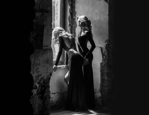 漂亮的复古妇女站在古老的石墙和古老的窗前. — 图库照片