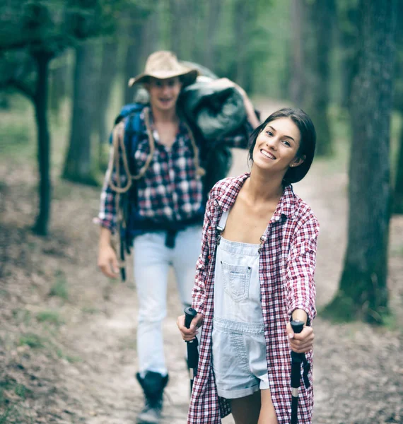 Couple hiking with overnight stay or picnic. Tourists concept. Couple with touristic equipment. — Stock Photo, Image