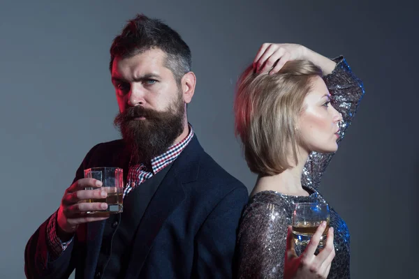 Quelques verres de whisky. Dégustation, dégustation. Homme et femme tient un verre de brandy. — Photo