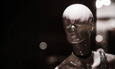 Balkon arka planda manken. Moda dükkanında parlayan beyaz manken. Moda ve tarz kavramı