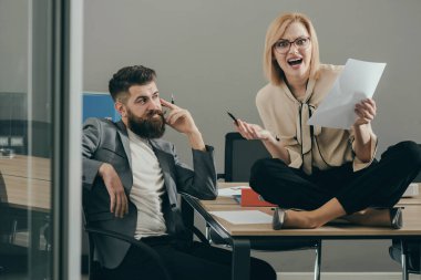 Erkek ve şehvetli kız ofiste birlikte çalışırlar. İş çifti başarı için işbirliği planlıyor.