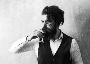 Acımasız hippi votka içer. Alkol bağımlılığı ve alkolizm. Kötü alışkanlıklar.