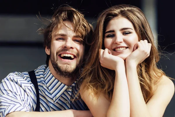Heureux jeune couple souriant et s'amusant le jour ensoleillé d'été — Photo