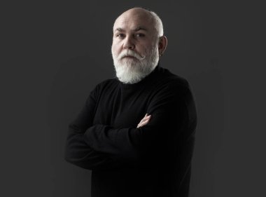 Siyahta kıdemli adam. Yaşlı, olgun bir erkek portresi. Modern büyükbaba, büyükbaba.